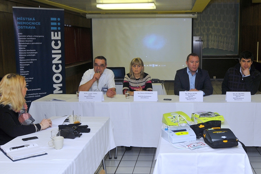 Záběr z tiskové konference, na níž byl představen projekt instalace mobilních defibrilátorů v Ostravě. Foto: Jiří Urban